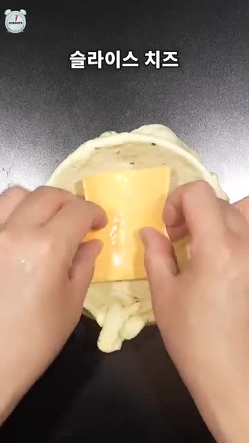 피자 도우로 감싸는 조립 순서
