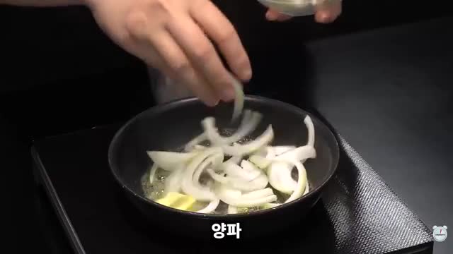 소스와 양파 볶기