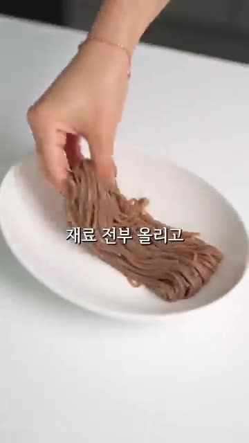 재료 올리기와 소스 마무리