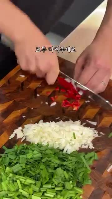 부추와 채소를 버무리는 순서
