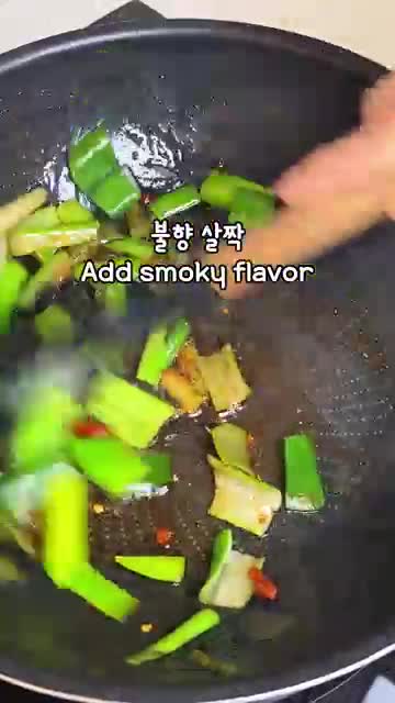 조리 순서 파기름 만들기 → 간장 태워 불향 → 양상추·굴소스 고열 조리 → 참기름 마무리