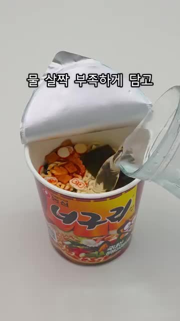 물은 살짝 적게 버터와 노른자 더하기