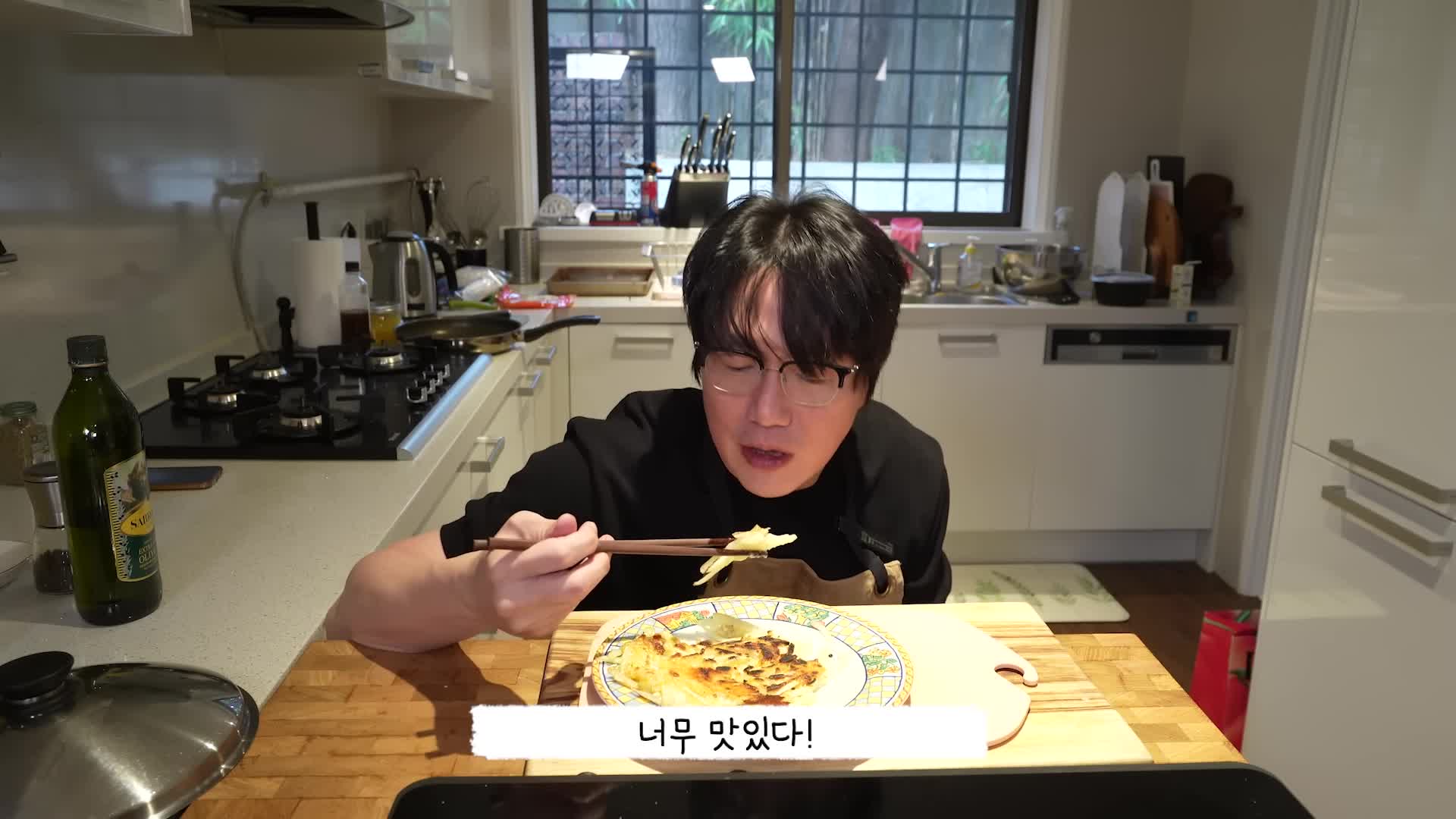 완성된 치즈 감자전 맛보기