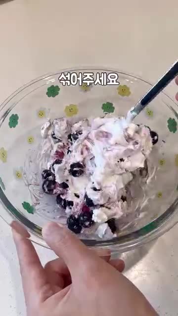 만드는 순서 (블루베리 섞기 → 스푼으로 덜어 얼리기 → 초콜릿 코팅)