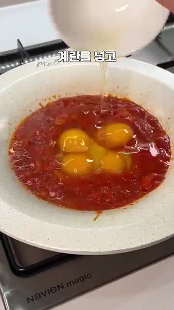 계란 넣기와 모짜렐라 듬뿍 올리기(반숙 만들기)